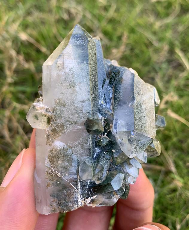 61 Gram Natural Chlorine Quartz Specimen: Title: 61 Gram Natural Chlorine Quartz Specimen Treatment: Natural Weight: 61 Gram Size/Dimensions: 63x45x19 mm Origin: Pakistan Reserve: $15.00 Shipping: Domestic: Flat-rate of $15.00 to anywhere wit