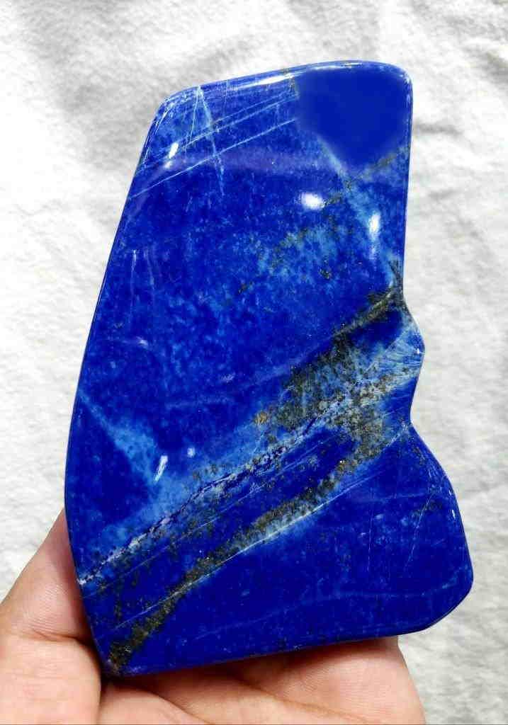 Hand Made Lapis Lazuli Polished Tumble - 1245 Gram: Title: Hand Made Lapis Lazuli Polished Tumble - 1245 Gram Gemstones: Mineral Carat Weights: 1245 Grams Size/Dimensions: 145X85X28 mm Additional Info: Hand Made Lapis Lazuli Polished Tumble - 1245 Gram