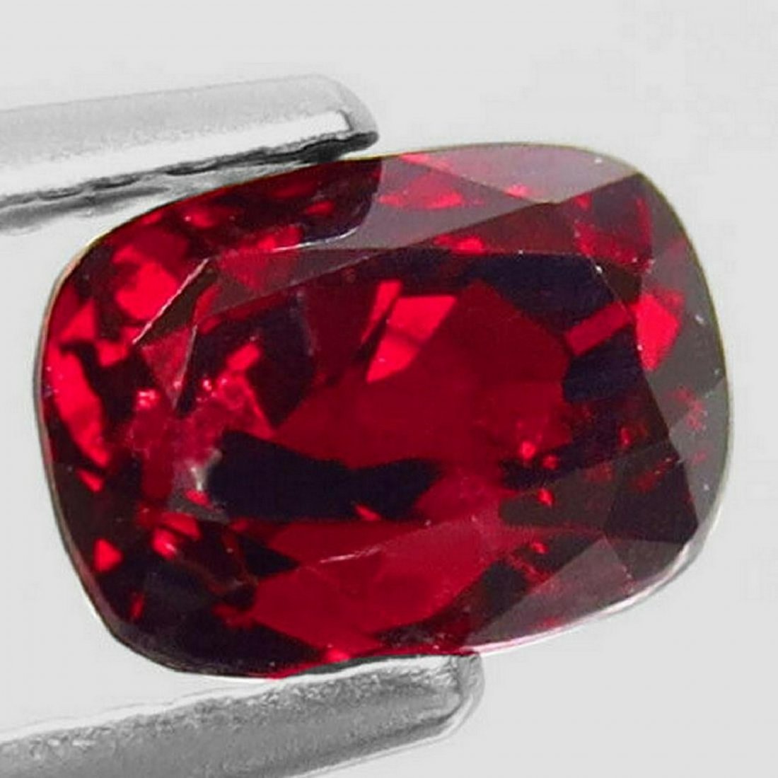 1,68 ct Natural Top Deep Red Spinel 1,68 ct (1 of 2)