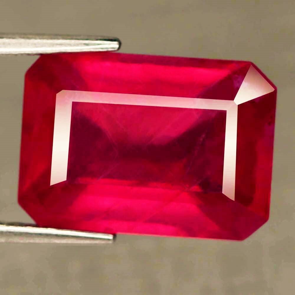 1,76 cts Natural Octagon Blood Red ruby (1 of 3)