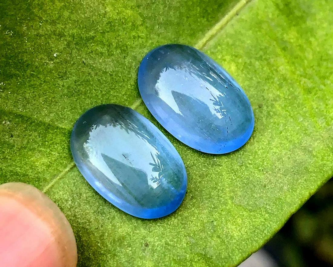 Cat's Eye Aquamarine Cabochon Gemstones Pair Deep Blue: Materials: Gem type: Aquamarine Carat weight: 16.30 Description Cat's Eye Aquamarine Cabochon Gemstones Pair Deep Blue Color Weight - 16.30 Carats Dimensions - 17*11.5*6.2 - 16.7*11*6.2 mm DHL E Comme