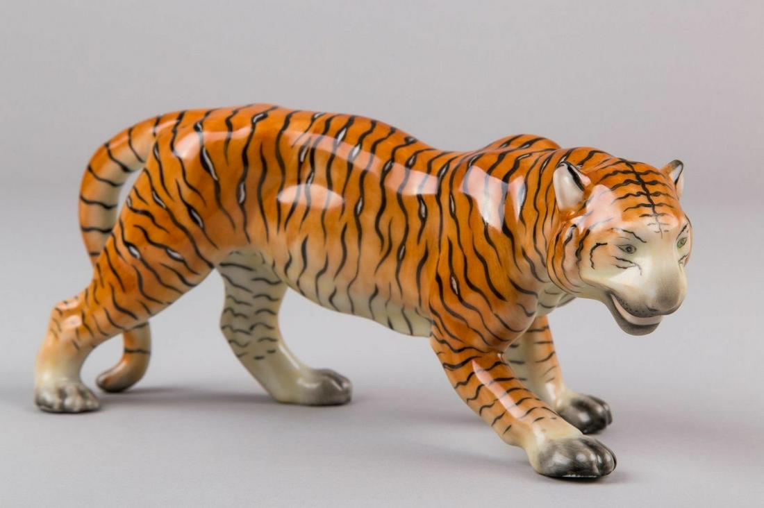 Herend Hunting Tiger Figurine with Natural Painting (1 of 12)