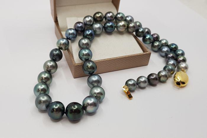 8.x10.8mm Multi Tahitian pearls - Necklace: Title: 8.x10.8mm Multi Tahitian pearls - Necklace Description: A stunning multi-coloured necklace of Tahitian pearls, selected for their shimmering green, aubergine, grey and blue overtones, and finis