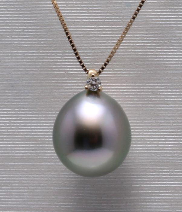 18 kt. Yellow Gold - 8x9mm Peacock Tahitian Pearl Drop: Title: 18 kt. Yellow Gold - 8x9mm Peacock Tahitian Pearl Drop - Necklace with Pendant - 0.02 ct Description: Produced in the tropical lagoons of French Polynesia, this pearl has been selected for its 