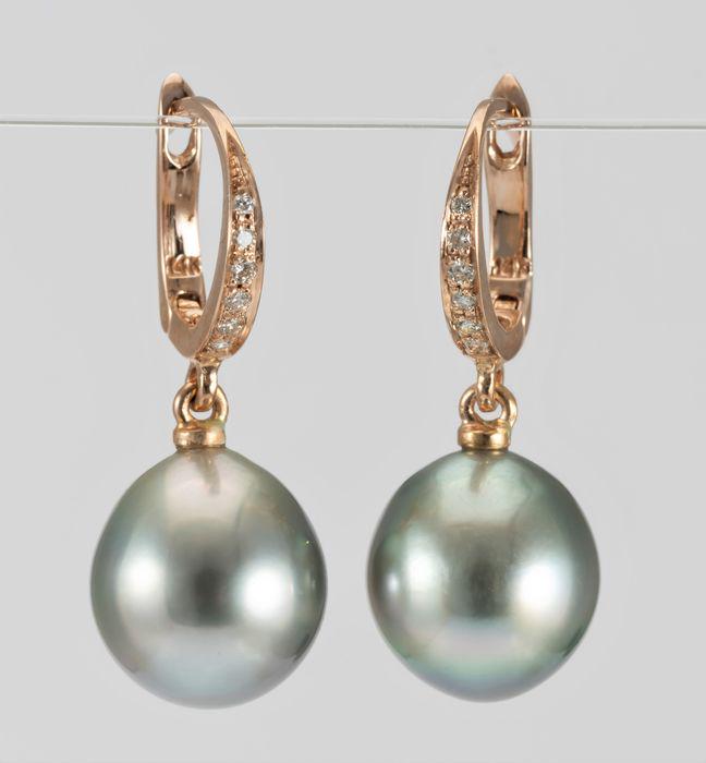 10x11mm Tahitian Pearl Drops - 14 karaat Rosé goud -: Title: 10x11mm Tahitian Pearl Drops - 14 karaat Rosé goud - Oorbellen - 0.09 ct Description: Emerging from the tropical lagoons of French Polynesia, these Tahitian pearls have been hand selected for 