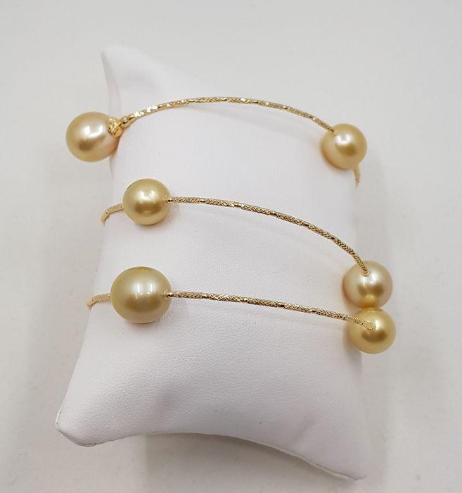 10x11mm Golden South Sea Pearls - 14 kt. Yellow gold -: Title: 10x11mm Golden South Sea Pearls - 14 kt. Yellow gold - Earrings, Necklace with pendant, Set Description: Emerging from the warm oceans of Indonesia, these 3 pearls were selected for their remar