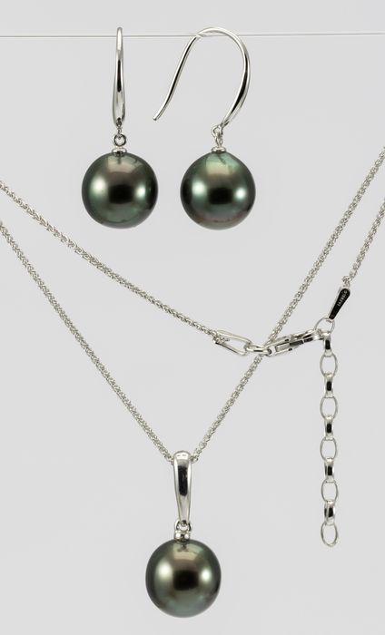 10x11mm Peacock Tahitian Pearls - 14 kt. White gold -: Title: 10x11mm Peacock Tahitian Pearls - 14 kt. White gold - Earrings, Necklace with pendant, Set Description: Emerging from the tropical lagoons of French Polynesia, these 3 pearls were selected for 