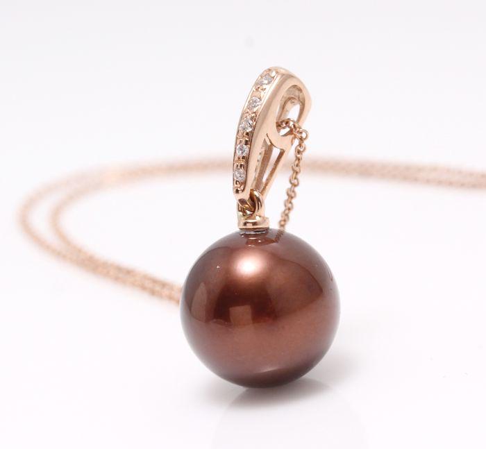 14 kt. Rose Gold - 11x12mm Round Chocolate Tahitian: Title: 14 kt. Rose Gold - 11x12mm Round Chocolate Tahitian Pearl - Necklace with pendant - 0.04 ct Description: Emerging from the tropical lagoons of French Polynesia, this pearl has a beautiful choco