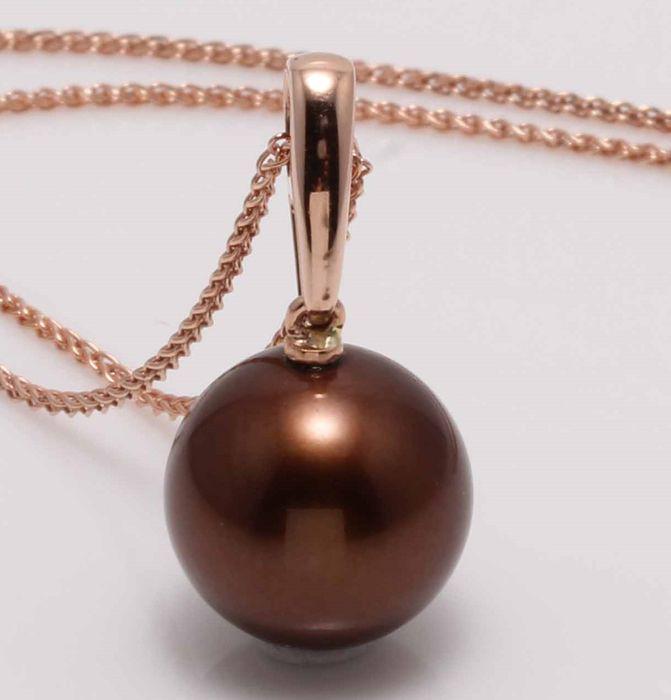 14 kt. Rose Gold - 11x12mm Round Chocolate Tahitian: Title: 14 kt. Rose Gold - 11x12mm Round Chocolate Tahitian Pearl - Necklace with pendant Description: Emerging from the tropical lagoons of French Polynesia, this pearl has a beautiful chocolate brown