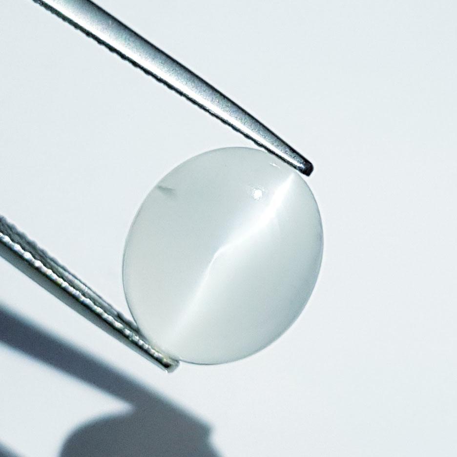 Natural Moonstone Cat's Eye- 7.00 ct: No Reserve! Title: Natural Moonstone Cat's Eye- 7.00 ct Color/Clarity: VVS Carat Weights: 7 Size/Dimensions: 14.40 x 12.10 x 5.60 Additional Information: Oval - Srilanka Shipping: Domestic: Flat-rate