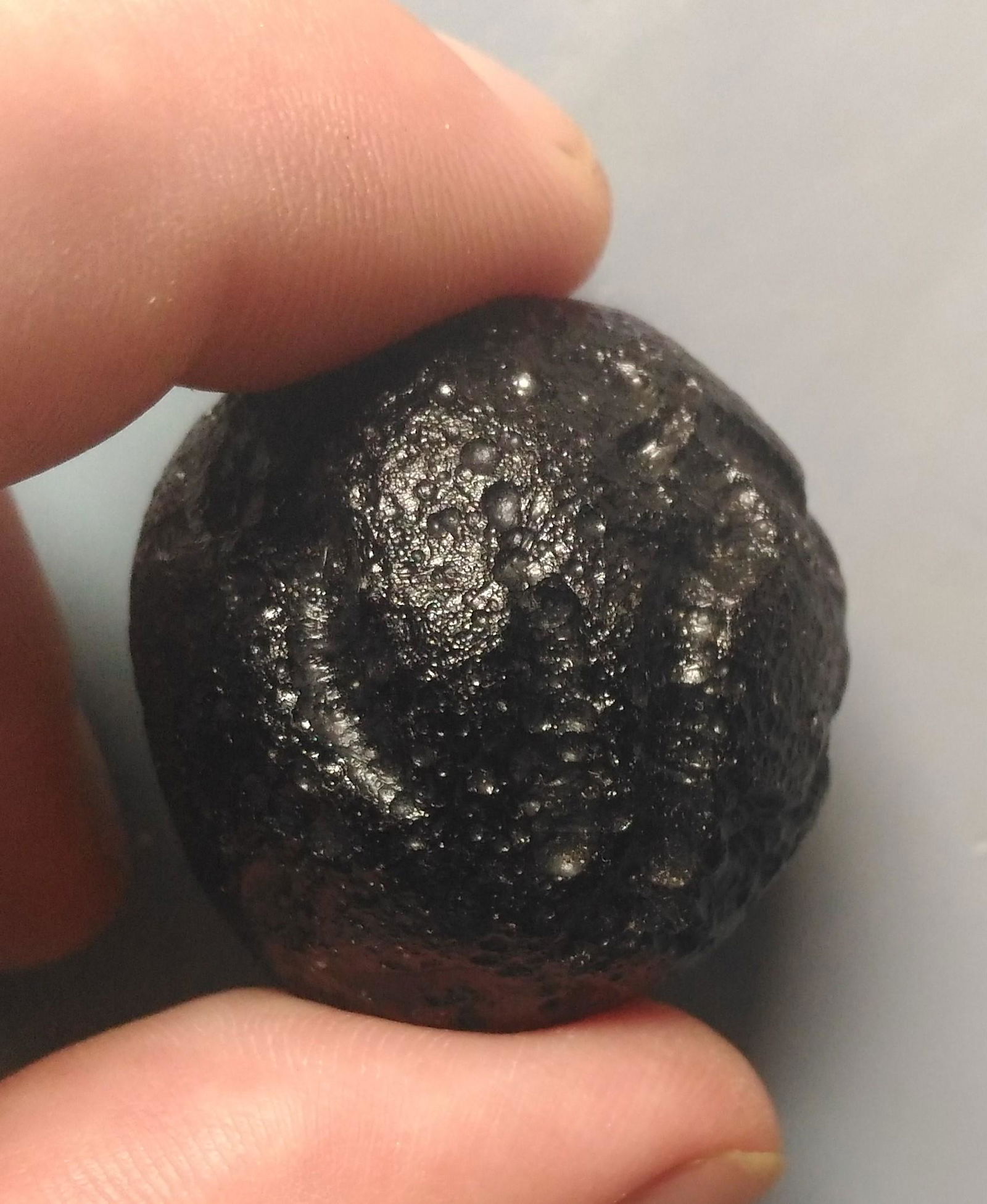 BIG PHILIPPINITE TEKTITE - 28 GRAM: Title: BIG PHILIPPINITE TEKTITE - 28 GRAM Origin: Paracale, Camarines Norte, Luzon, Philippines Size: 3x3x2.5 cm /28 gram Description: big sphaerical, pittet rizalite/philippinite tektite Reserve: $11