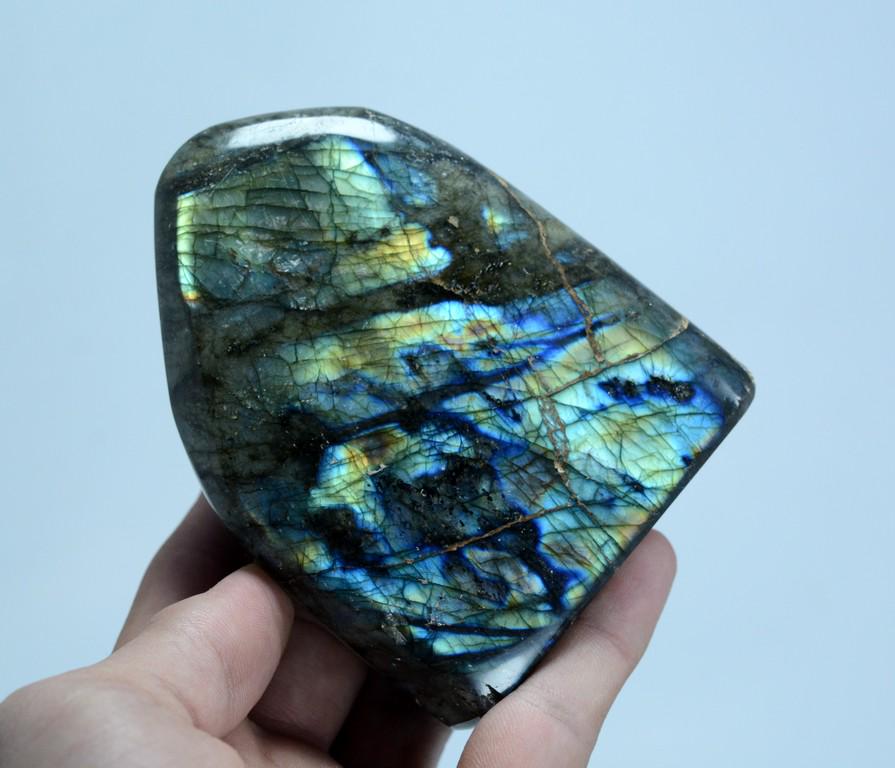 681 Gram Top Quality Natural Labradorite Tumble: Title:681 Gram Top Quality Natural Labradorite Tumble Weight: 681 Gram Size/Dimensions: 99x77x48 mm Origin: Madagascar Reserve: $120.00 Shipping: Domestic: Flat-rate of $22.00 to anywhere within the c