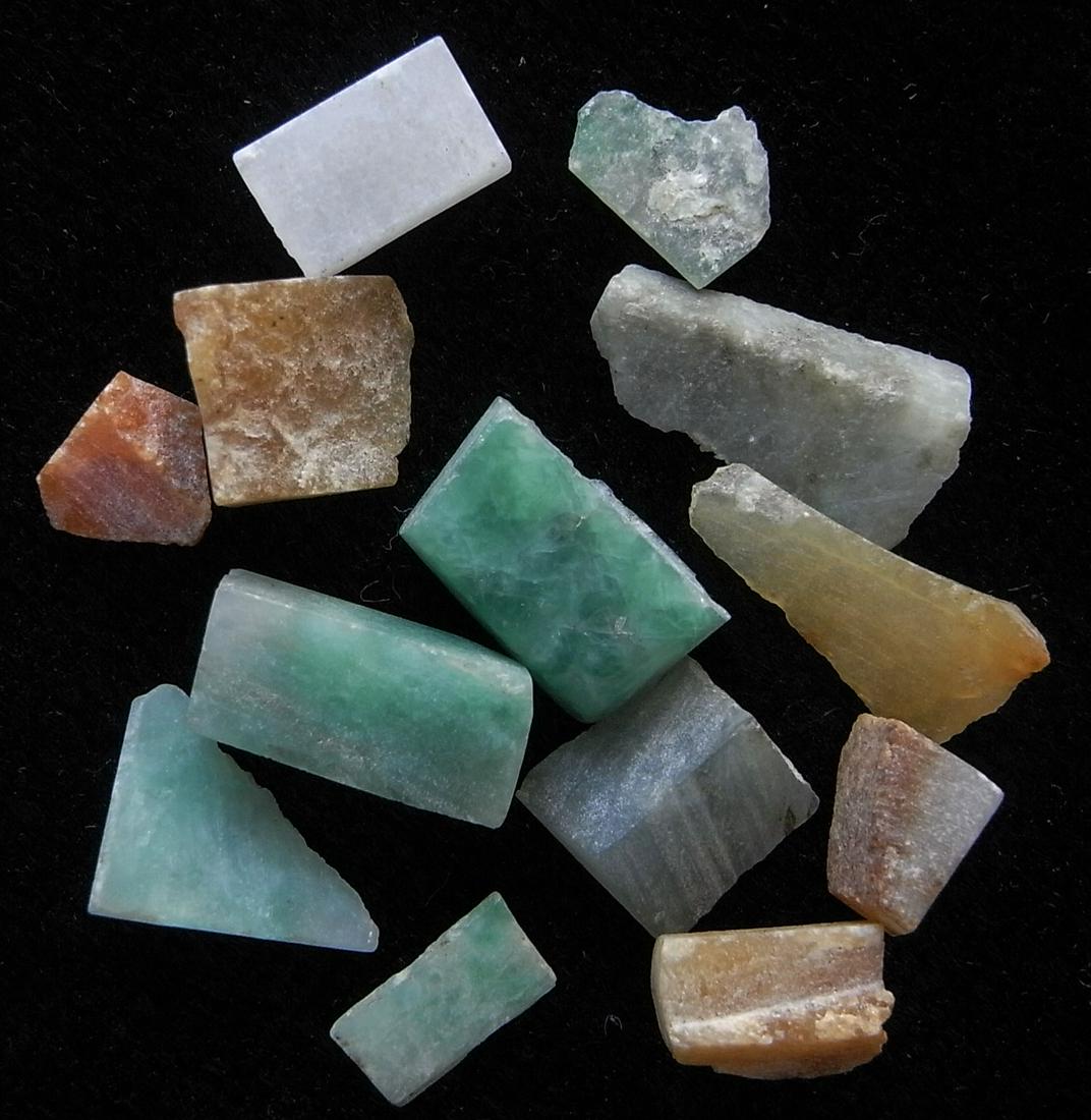 4.72 SET OF 12 GENUINE BURMESE JADEITE JADE: No Reserve! Title: 4.72 SET OF 12 GENUINE BURMESE JADEITE JADE Origin: Hpakant, Kaching State, Myanmar Size: 0.7-1.3 cm / 4.72 gram Description: set of 12 green, yellow and brown jadeite jade chips Sh