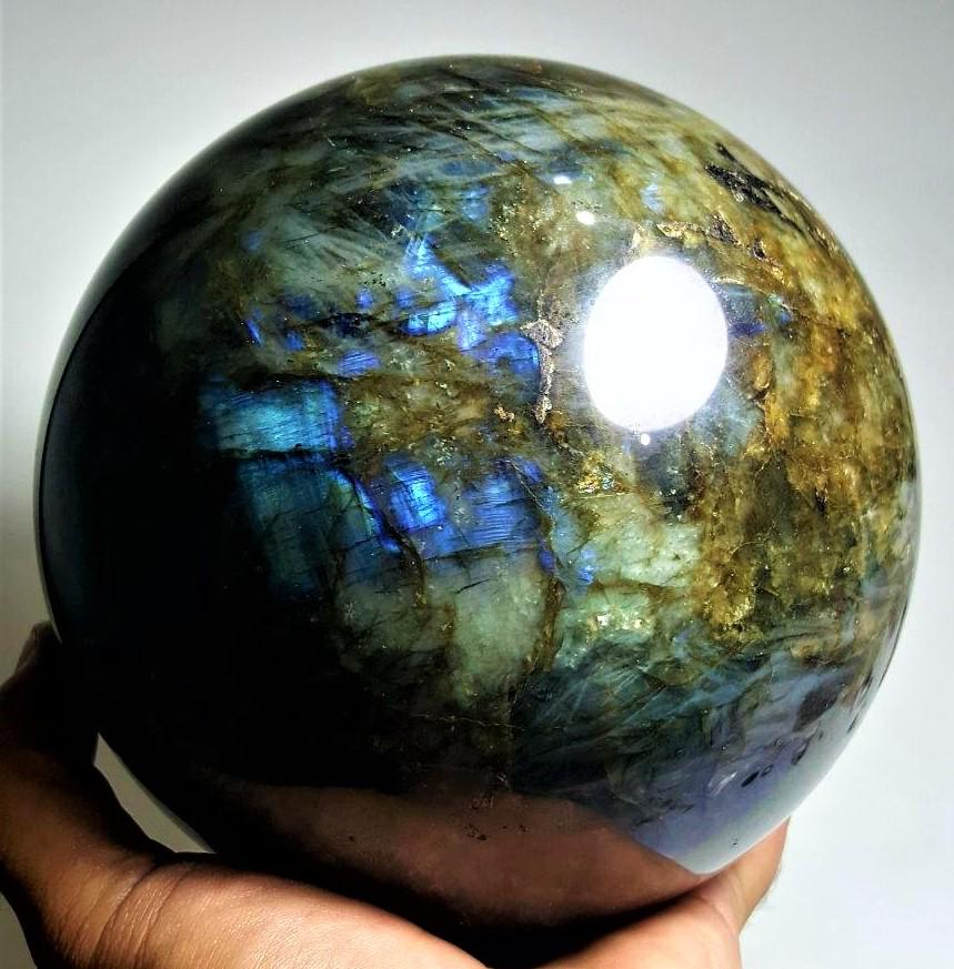 4000 Grams Huge Labradorite Healing Sphere: Title: 4000 Grams Huge Labradorite Healing Sphere Gemstones: Mineral Carat Weights: 4000 Grams Size/Dimensions: Diameter 148 mm Additional Info: 4000 Grams Huge Labradorite Healing Sphere Reserve: $30
