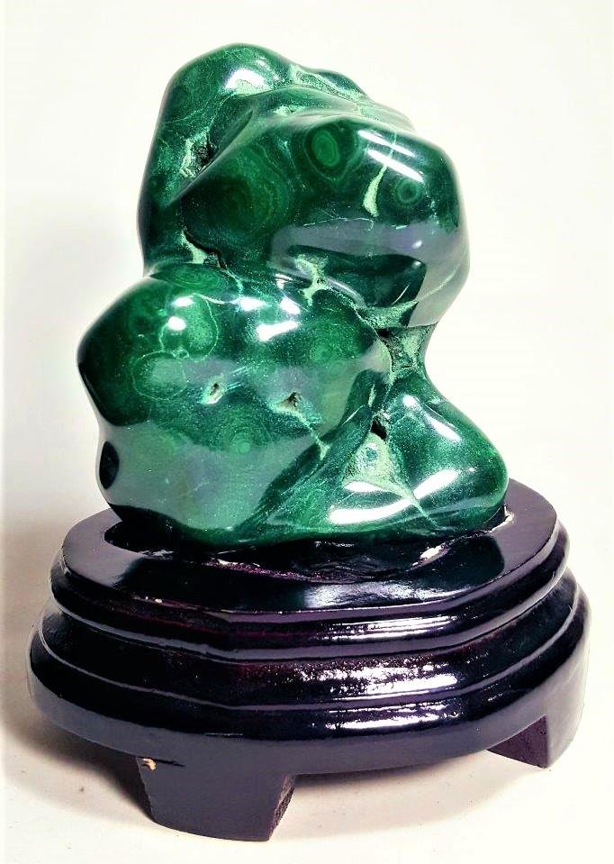 Top Quality Malachite - 1090 Grams: Title: Top Quality Malachite - 1090 Grams Gemstones: Mineral Carat Weights: 1090 Grams Size/Dimensions: 123X105X83 mm Additional Info: Top Quality Malachite - 1090 Grams Reserve: $380.00 Shipping: Dom