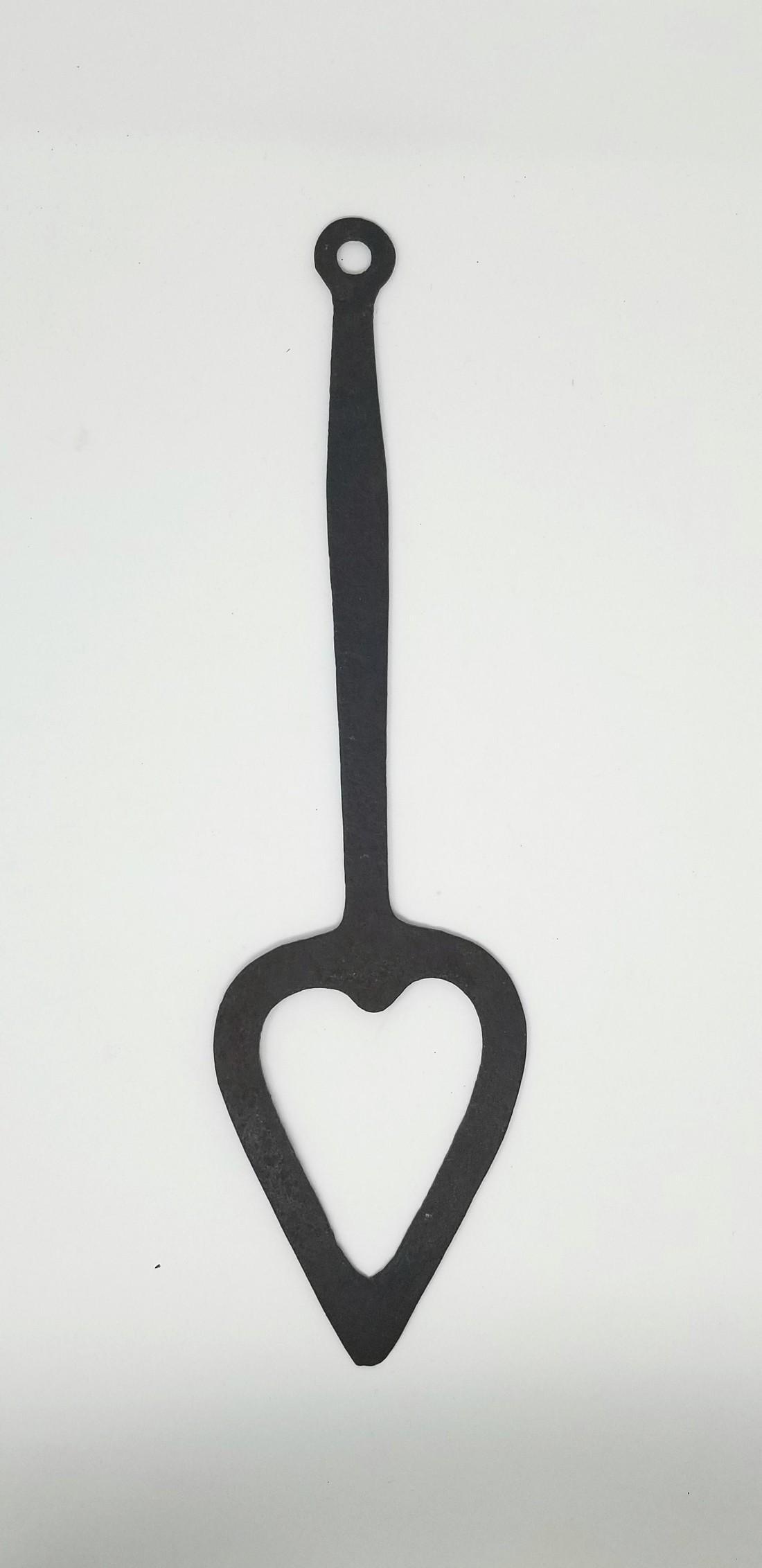 19thc. Iron heart shape peel: Title: 19thc. Iron heart shape peel Dimension: 16 1/2" long. Provenance/Additional Info:Wonderful small size and great condition. Shipping: Domestic: Flat-rate of $25.00 to anywhere within the contigu