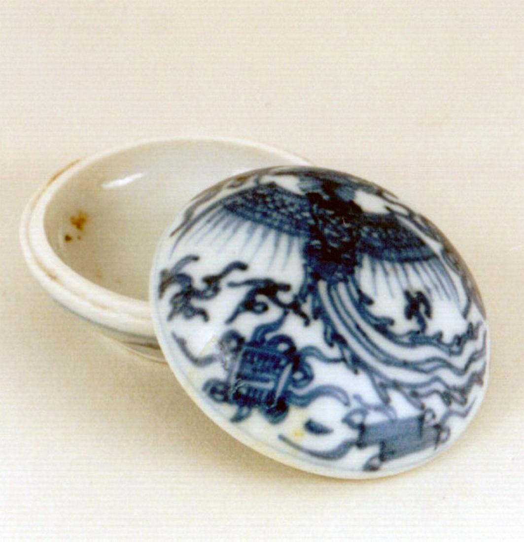 A fine late ming small covered box decorated with: Title: A fine late ming small covered box decorated with scrolls, flowers and a diving phoenix Date: c. 1645 Dimensions: 2" x 1 1/16" Shipping: Domestic: Flat-rate of $10.00 to anywhere within the con