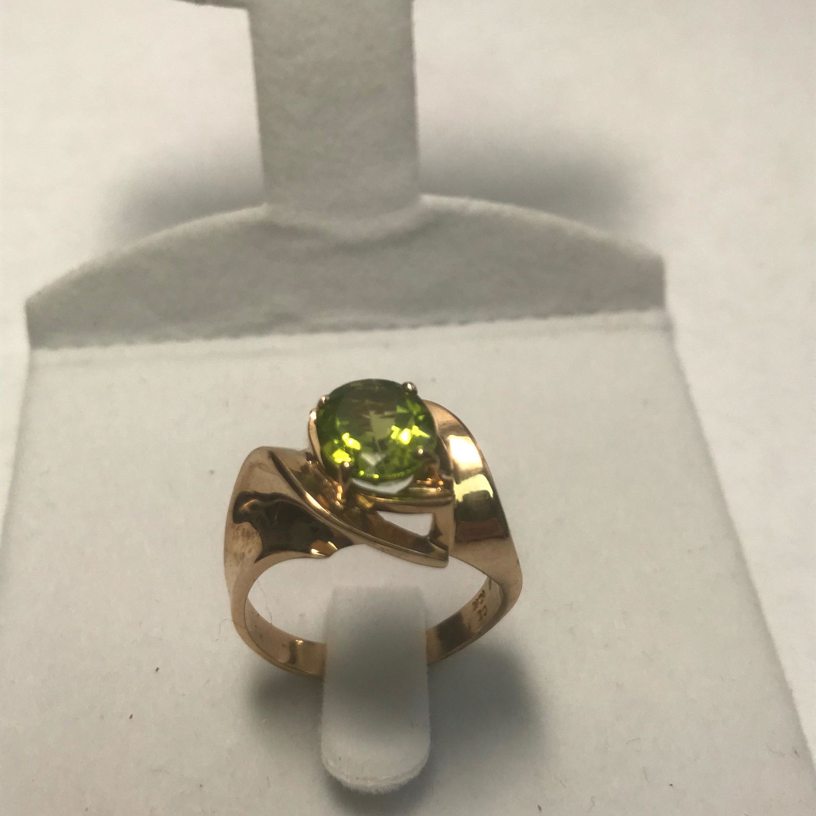 10 K Yellow Gold 2.50 Carat Solitaire Peridot Ring (1 of 6)
