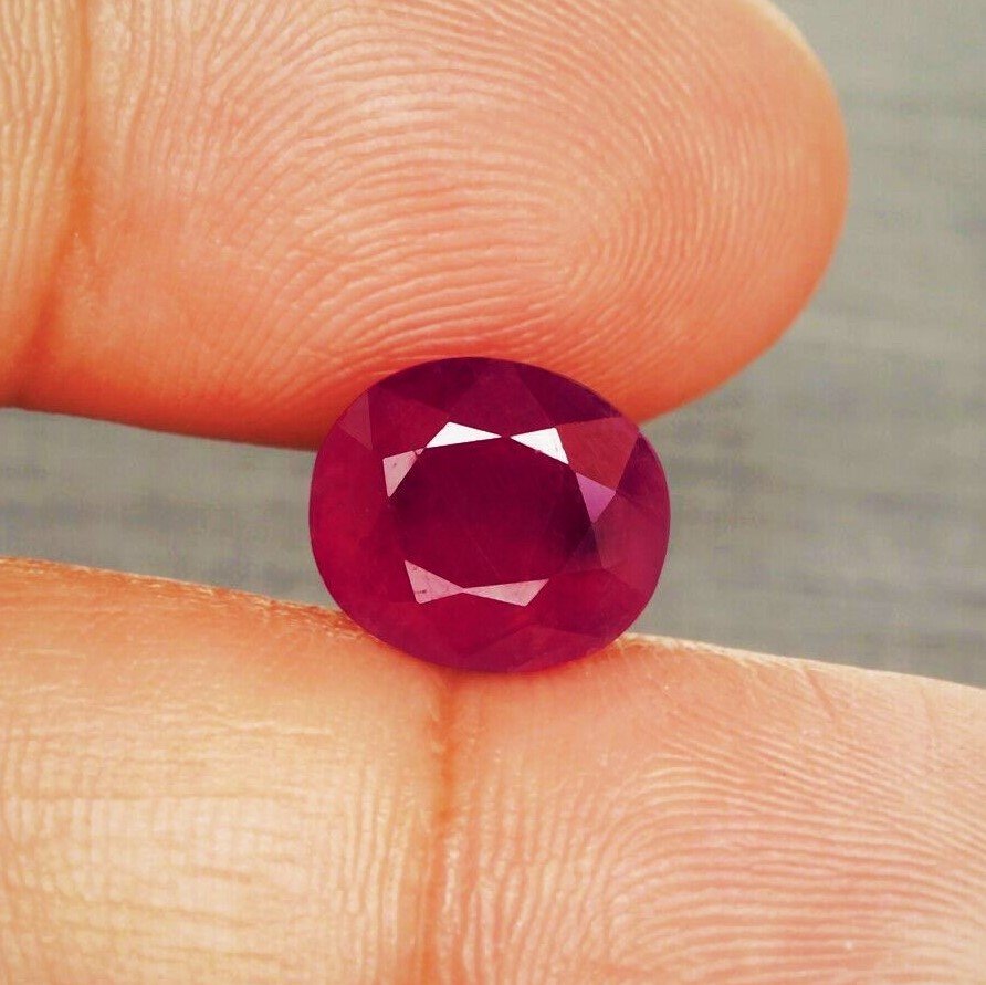 4.57 cts Big Natural Untreated Oval Blood Red Ruby (1 of 3)