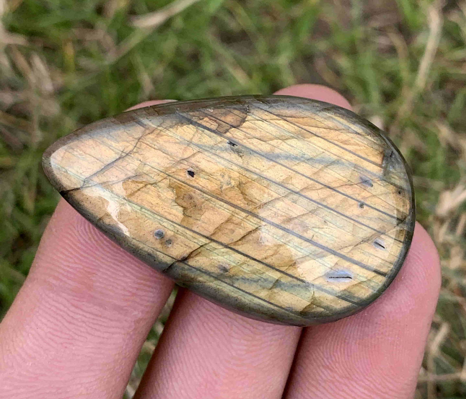 84.40 Carat Gorgeous Natural Labradorite Gemstone: Title: 84.40 Carat Gorgeous Natural Labradorite Gemstone Color/Clarity: SI Gemstones: Labradorite Carat Weights: 84.40 Carat Size/Dimensions: 43x26x18 mm Origin: Africa Treatment: Natural Reserve: $30