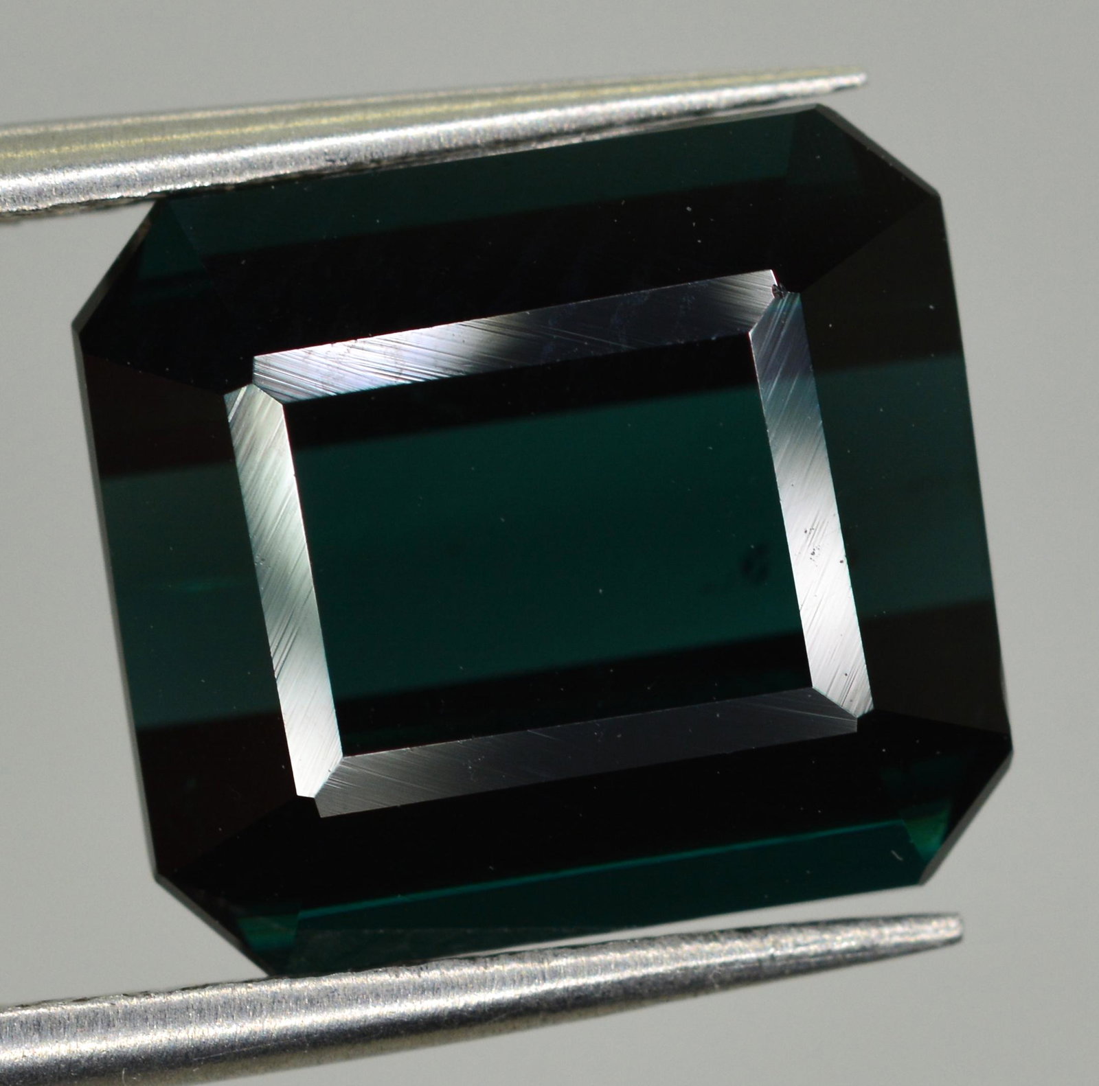 5 Carats Emerald Cut Blu Tourmaline~10x9x5 mm: Title: 5 Carats Emerald Cut Blu Tourmaline~10x9x5 mm Gemstone: Tourmaline Carat Weight: 5 Carats Dimensions: 10x9x5 mm Additional Information: Natural Reserve: $120.00 Shipping: Domestic: Flat-ra
