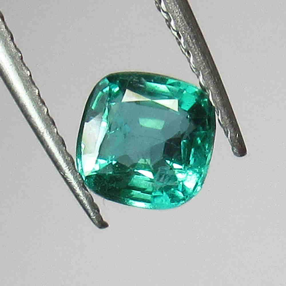 IGI Certified 0.72 Cts Emerald (1 of 10)
