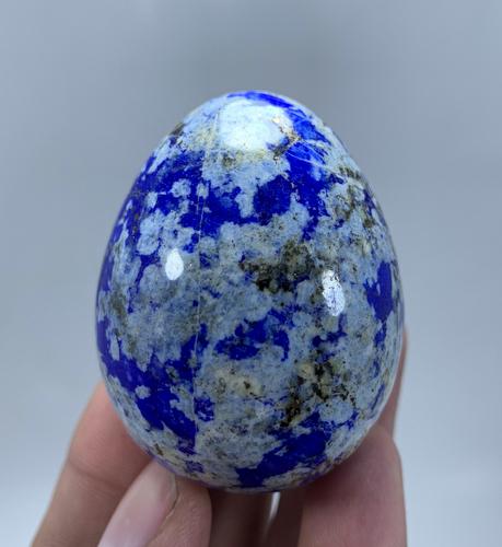 110 Gram Lapis Lazuli Egg Healing Stone: Title:110 Gram Lapis Lazuli Egg Healing Stone Weight: 110 Gram Size/Dimensions: 50x39 mm Origin: Afghanistan Reserve: $20.00 Shipping: Domestic: Flat-rate of $15.00 to anywhere within the contiguous U