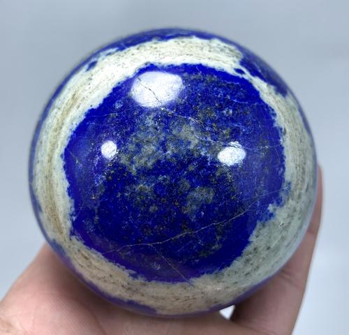 727 Gram Lapis Lazuli Sphere Healing Stone: Title:727 Gram Lapis Lazuli Sphere Healing Stone Weight: 727 Gram Size/Dimensions: 78 mm Origin: Afghanistan Reserve: $80.00 Shipping: Domestic: Flat-rate of $25.00 to anywhere within the contiguous U