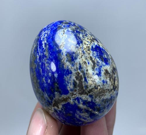 120 Gram Lapis Lazuli Egg Healing Stone: Title:120 Gram Lapis Lazuli Egg Healing Stone Weight: 120 Gram Size/Dimensions: 49x38 mm Origin: Afghanistan Reserve: $20.00 Shipping: Domestic: Flat-rate of $15.00 to anywhere within the contiguous U