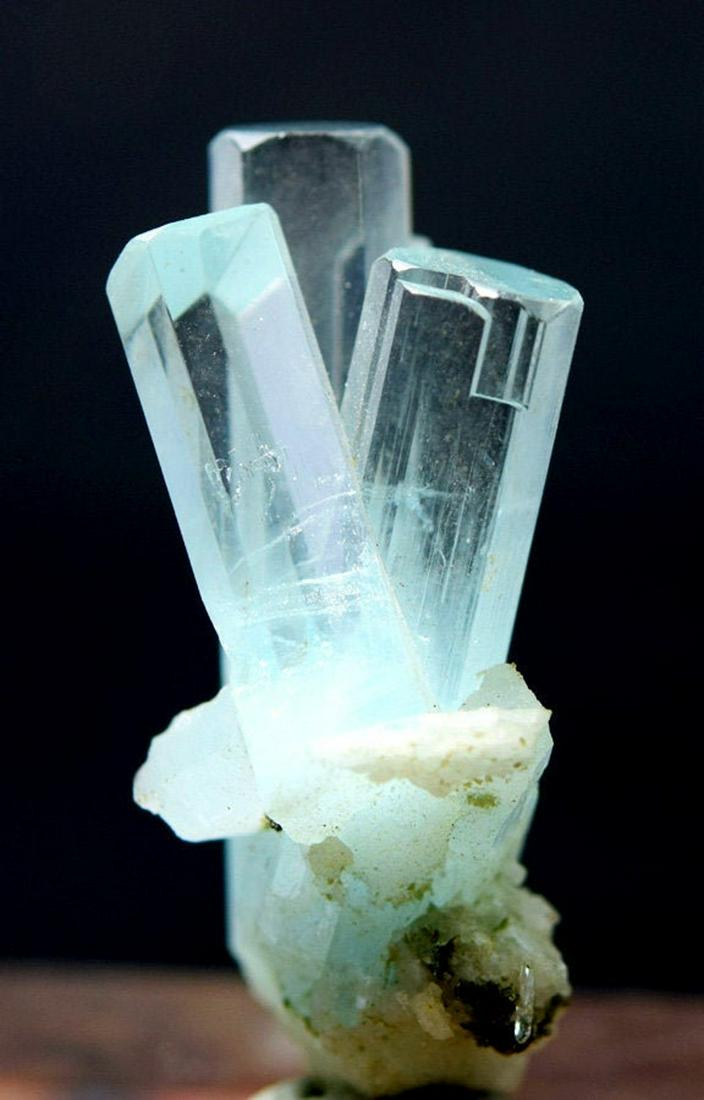 Aquamarine Crystal , Terminated Aquamarine Crystals: Materials: Gem type: Aquamarine Description Aquamarine Crystal on Feldspar , Terminated Aquamarine Specimen from Pakistan Weight : 49.80 cts Size : 40*18*16 mm Origin : Shigar Skardu Pakistan Treatmen