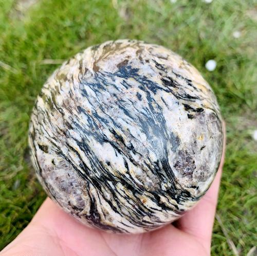 683 Gram Top Quality Natural zebra Jasper Sphere: Title: 683 Gram Top Quality Natural zebra Jasper Sphere Healing Mineral Treatment: Natural Weight: 683 Gram Size/Dimensions: 75 mm Origin: Pakistan Reserve: $60.00 Shipping: Domestic: Flat-rate of $20