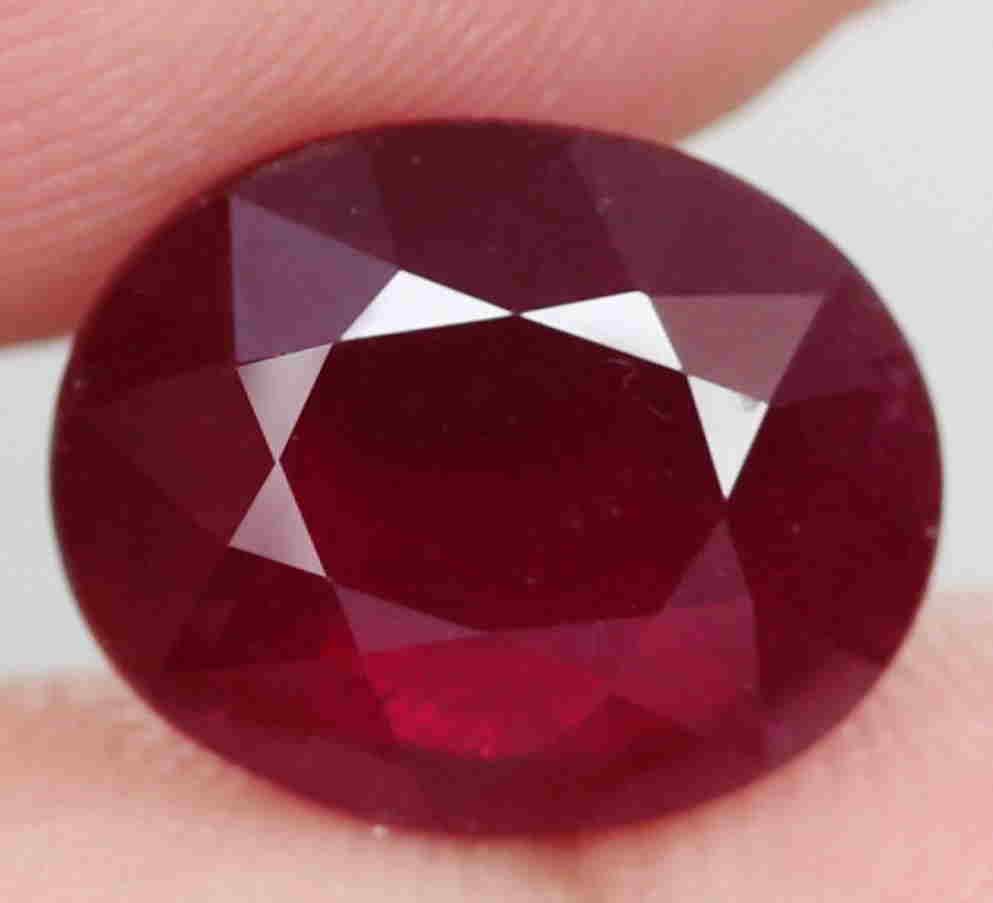 5,22 cts Natural Big Oval Blood Red Ruby (1 of 3)