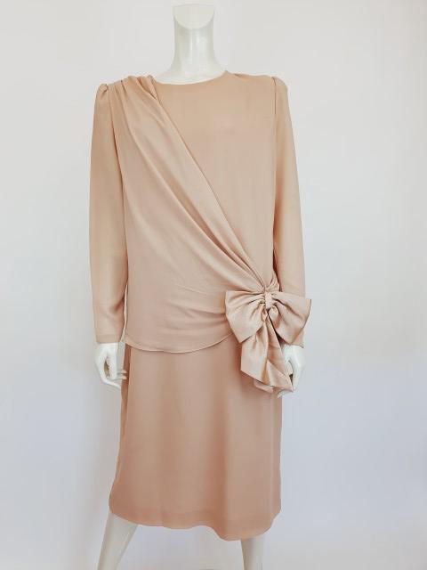 Emilio Pucci beige silk dress: No Reserve! Title: Emilio Pucci beige silk dress Date/Period: 2000-2010 Dimension: Length 110cmArmpit to Armpit 59cmSleeve 65cm Material: Silk Additional Information: Emilio Pucci beige silk dress wit