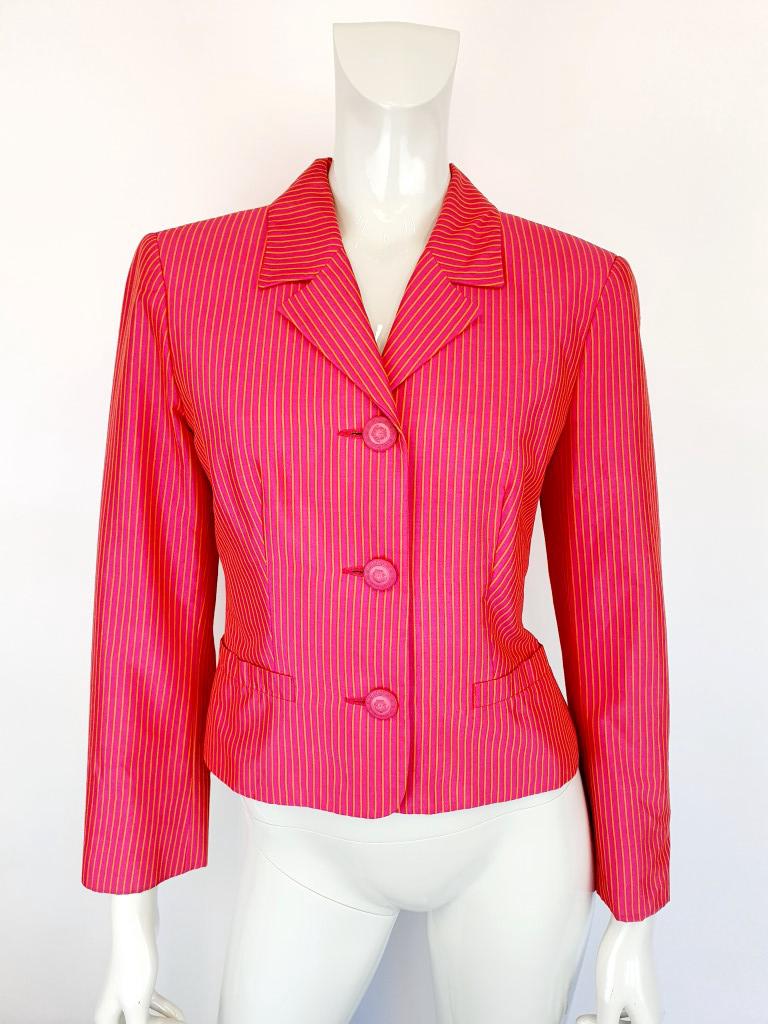 Versace Jeans Couture blazer: No Reserve! Title: Versace Jeans Couture blazer Date/Period: 2015-2020 Dimension: Length 53cmArmpit to Armpit 66cmSleeve 66cmArmpit to Armpit 44cmSleeve 56cm Material: Polyester-viscose Additional Inf