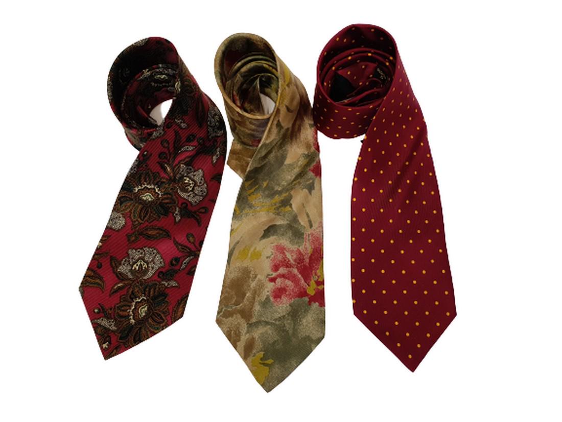 Fendi lot of 3 ties: No Reserve! Title: Fendi lot of 3 ties Date/Period: 1990-2000 Dimension: Length 150cmWidest part 10cmSmallest part 4cm Material: Silk Additional Information: Exclusive 3 Fendi multi-color silk tiesMul