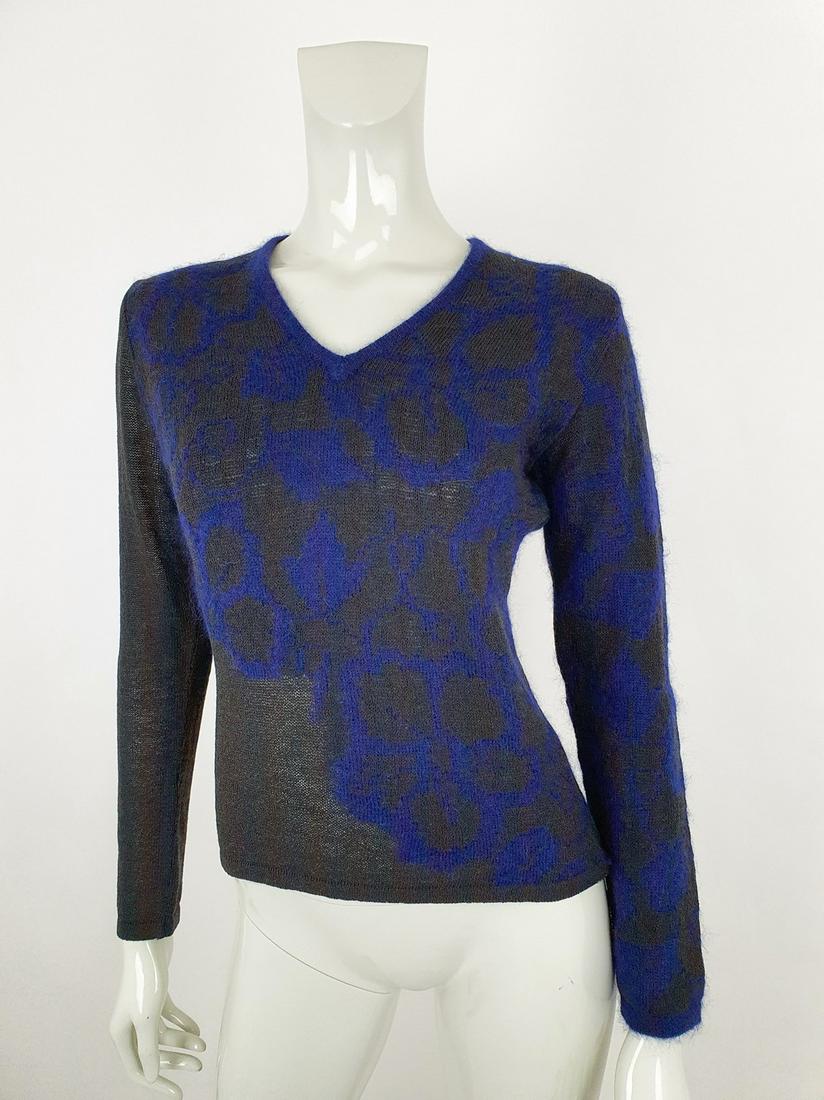 Moschino woolen sweater: No Reserve! Title: Moschino woolen sweater Date/Period: 2010-2015 Dimension: Length 52cmArmpit to Armpit 49cmSleeve 58cm Material: Wool Additional Information: Exclusive woolen sweater of moschino Che