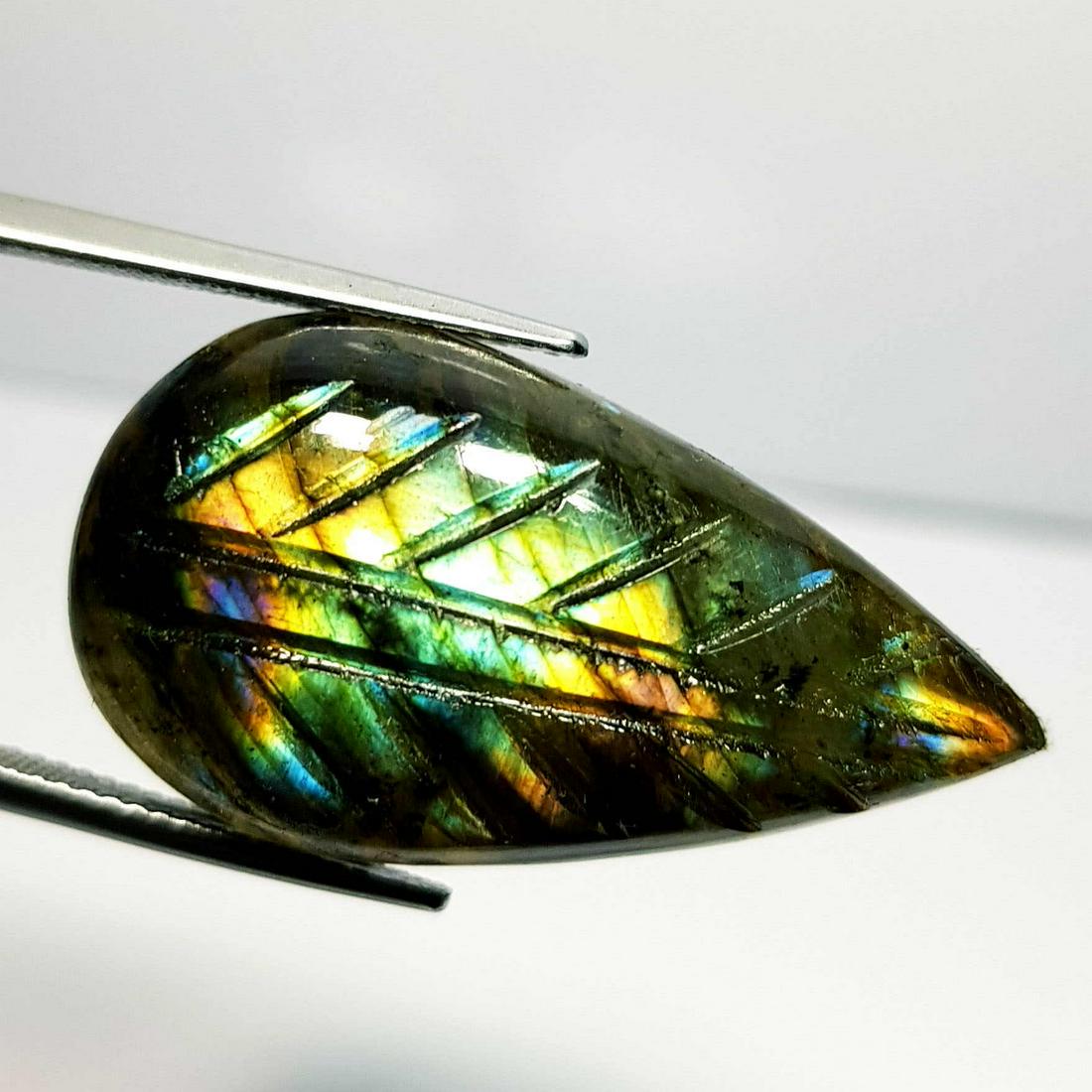 33.67 Ct Natural Labradorite Leaf Face Pear Cabochon: No Reserve! Title: 33.67 Ct Natural Labradorite Leaf Face Pear Cabochon Color clarity:Opaque Gemstones: Loosegemstone Carat weights: 33.67 Size/Dimensions: 33.00 x 18.00 x 7.90 Additional Info:Pear /