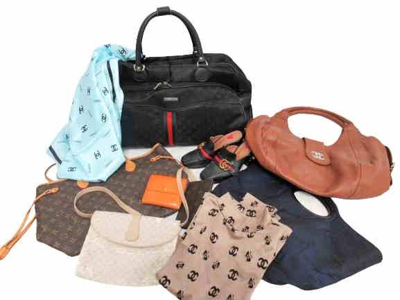 Stock of branded bags and accessories: Title: Stock of branded bags and accessories Size: 10 pieces Material: Leather, canvas Additional Information: Stock of branded bags and accessories. Made up of brands like Gucci, Chanel, Vuitton ... 