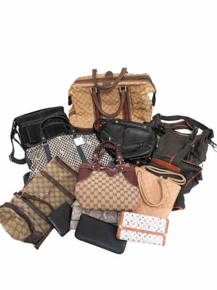 Stock of branded bags: Title: Stock of branded bags Size: 13 pieces Material: Leather, canvas Additional Information: Stock of branded bags. Consisting of brands like Cartier, Vuitton, Coach, Gucci, Fendi and others Total 1