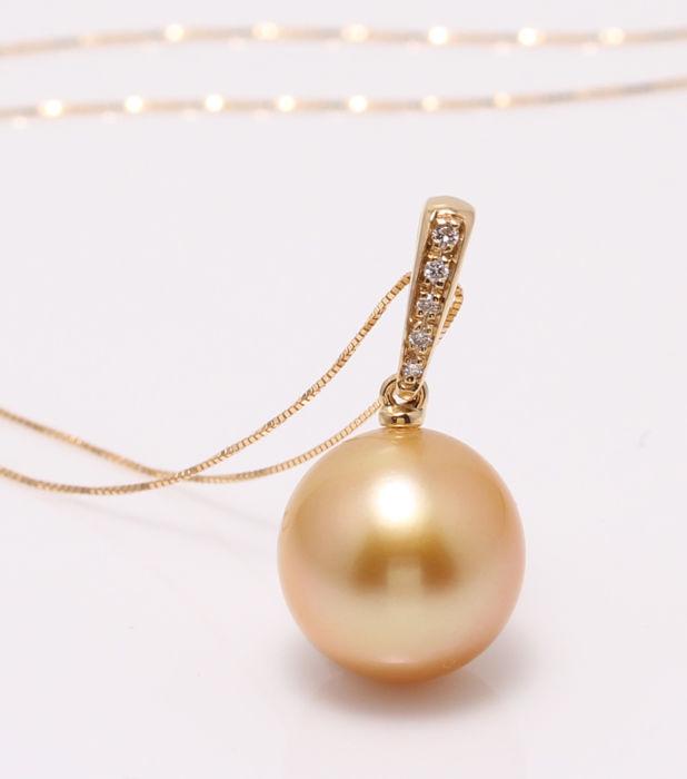 14 kt. Yellow Gold - 11x12mm Golden South Sea Pearl -: Title: 14 kt. Yellow Gold - 11x12mm Golden South Sea Pearl - Necklace with pendant - 0.04 ct Description: Emerging from the warm oceans of Indonesia, this South Sea pearl has a natural beautiful golde