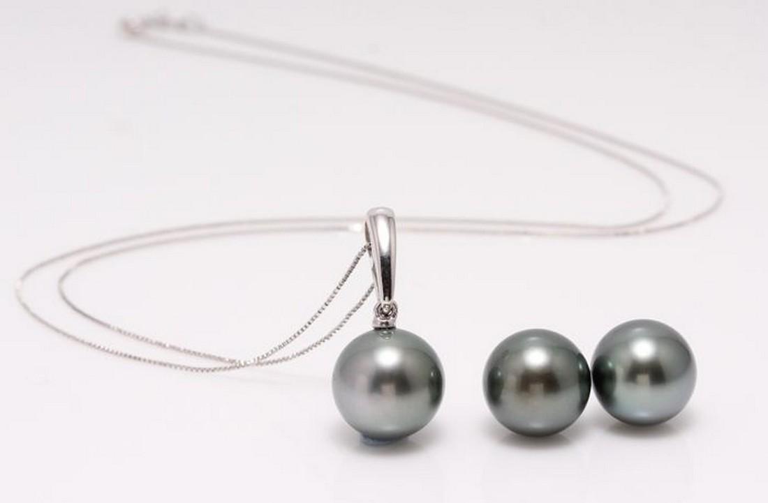 14 kt. White Gold - 10x11mm Peacock Tahitian Pearls -: Title: 14 kt. White Gold - 10x11mm Peacock Tahitian Pearls - Set Description: Emerging from the tropical lagoons of French Polynesia, these 3 pearls have a natural beautiful peaock green color with ey