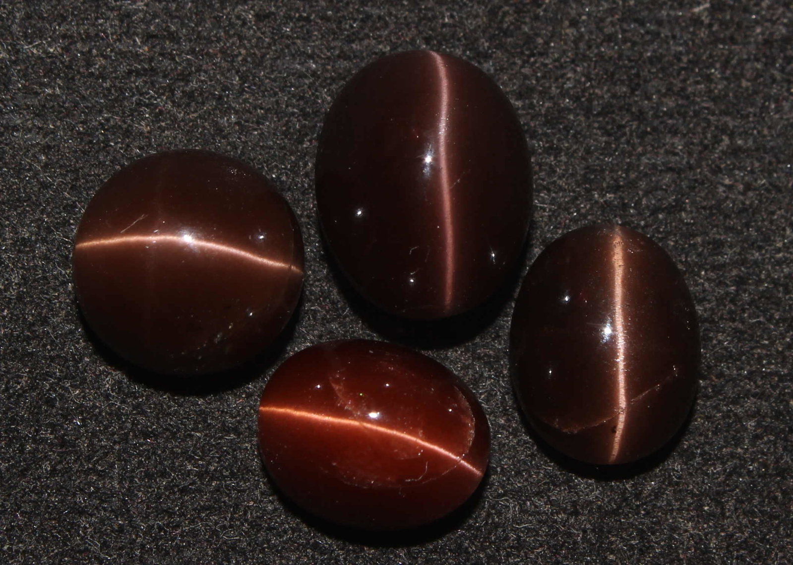 16.74 Cts Natural Scapolite Cat's-Eye Lot: No Reserve! Title: 16.74 Cts Natural Scapolite Cat's-Eye Lot Description: Gemstone : Natural Scapolite Variety: Cat's-Eye Scapolite Origin: Madagascar Weight: 16.74 Carats Dimensions: 10.9x8.8x7.9 mm 