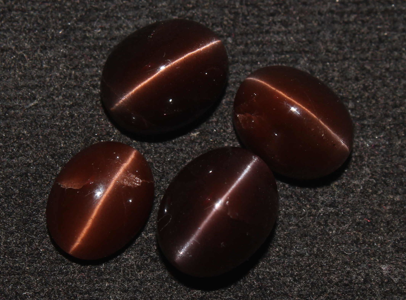 16.09 Cts Natural Scapolite Cat's-Eye Lot: No Reserve! Title: 16.09 Cts Natural Scapolite Cat's-Eye Lot Description: Gemstone : Natural Scapolite Variety: Cat's-Eye Scapolite Origin: Madagascar Weight: 16.09 Carats Dimensions: 10.6x8.5x7.2 mm 