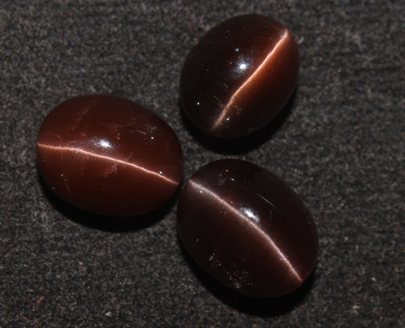 16.58 Cts Natural Scapolite Cat's-Eye Lot: No Reserve! Title: 16.58 Cts Natural Scapolite Cat's-Eye Lot Description: Gemstone : Natural Scapolite Variety: Cat's-Eye Scapolite Origin: Madagascar Weight: 16.58 Carats Dimensions: 11.4x9.1x7.9 mm 