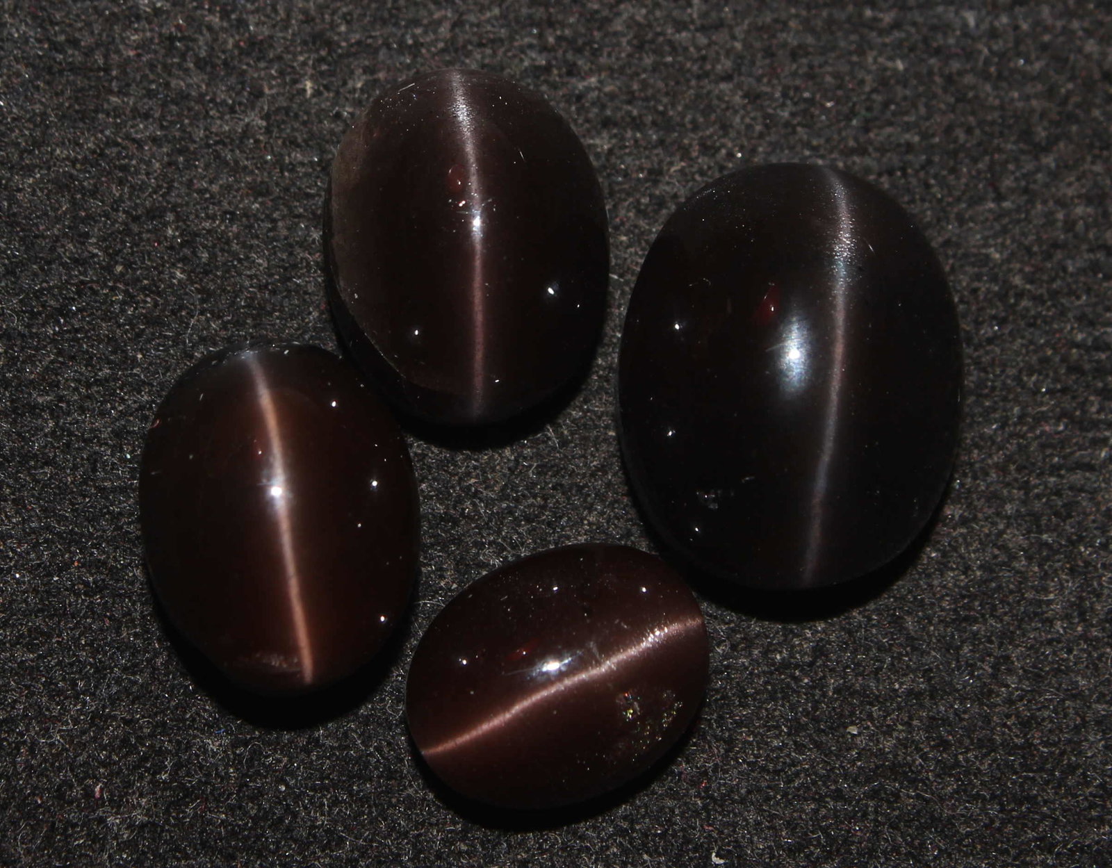 19.62 Cts Natural Scapolite Cat's-Eye Lot: No Reserve! Title: 19.62 Cts Natural Scapolite Cat's-Eye Lot Description: Gemstone : Natural Scapolite Variety: Cat's-Eye Scapolite Origin: Madagascar Weight: 19.62 Carats Dimensions: 13.1x10.7x7.1 mm