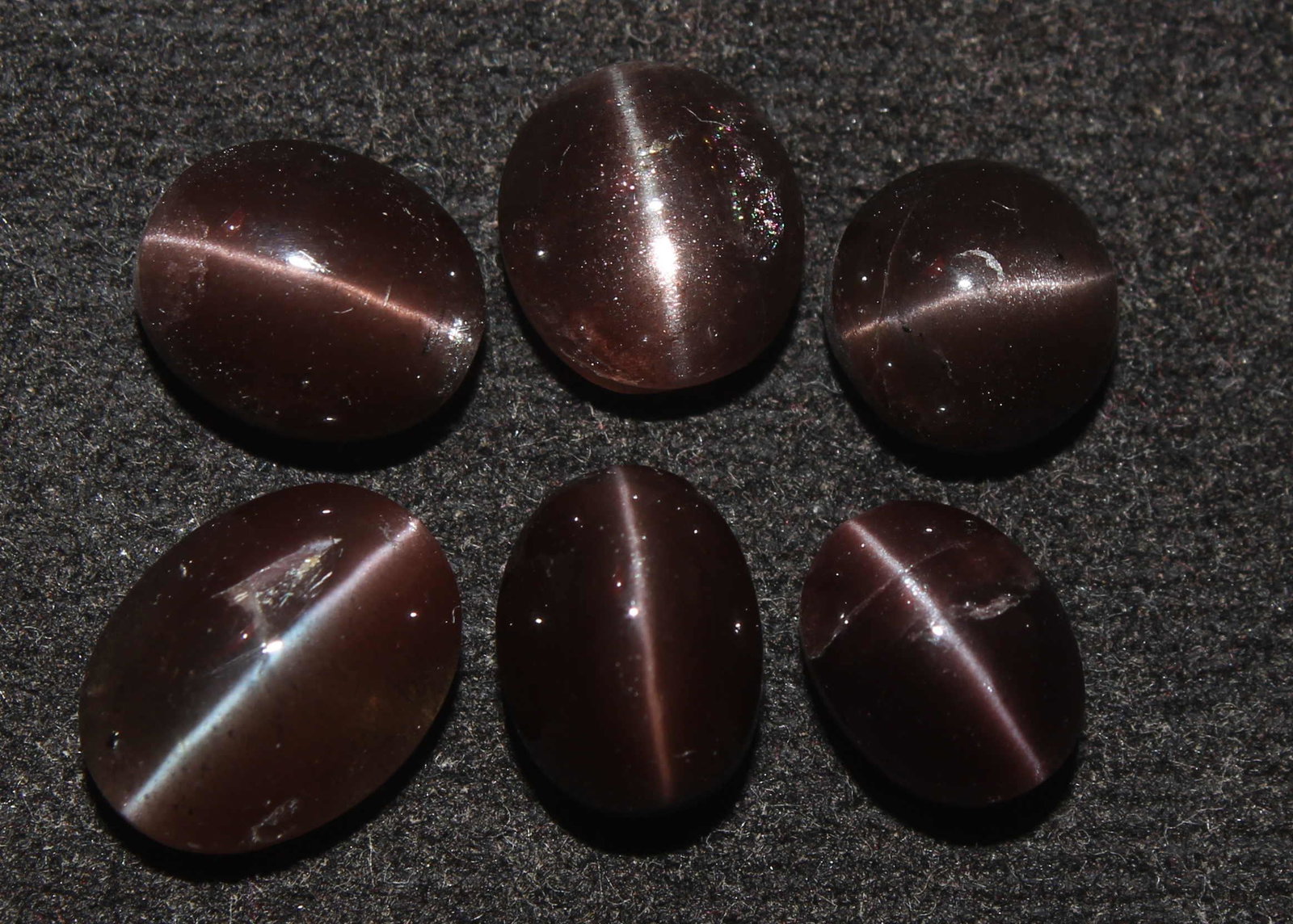 15.51 Cts Natural Scapolite Cat's-Eye Lot: No Reserve! Title: 15.51 Cts Natural Scapolite Cat's-Eye Lot Description: Gemstone : Natural Scapolite Variety: Cat's-Eye Scapolite Origin: Madagascar Weight: 15.51 Carats Dimensions: 10.4x7.8x4.8 mm 