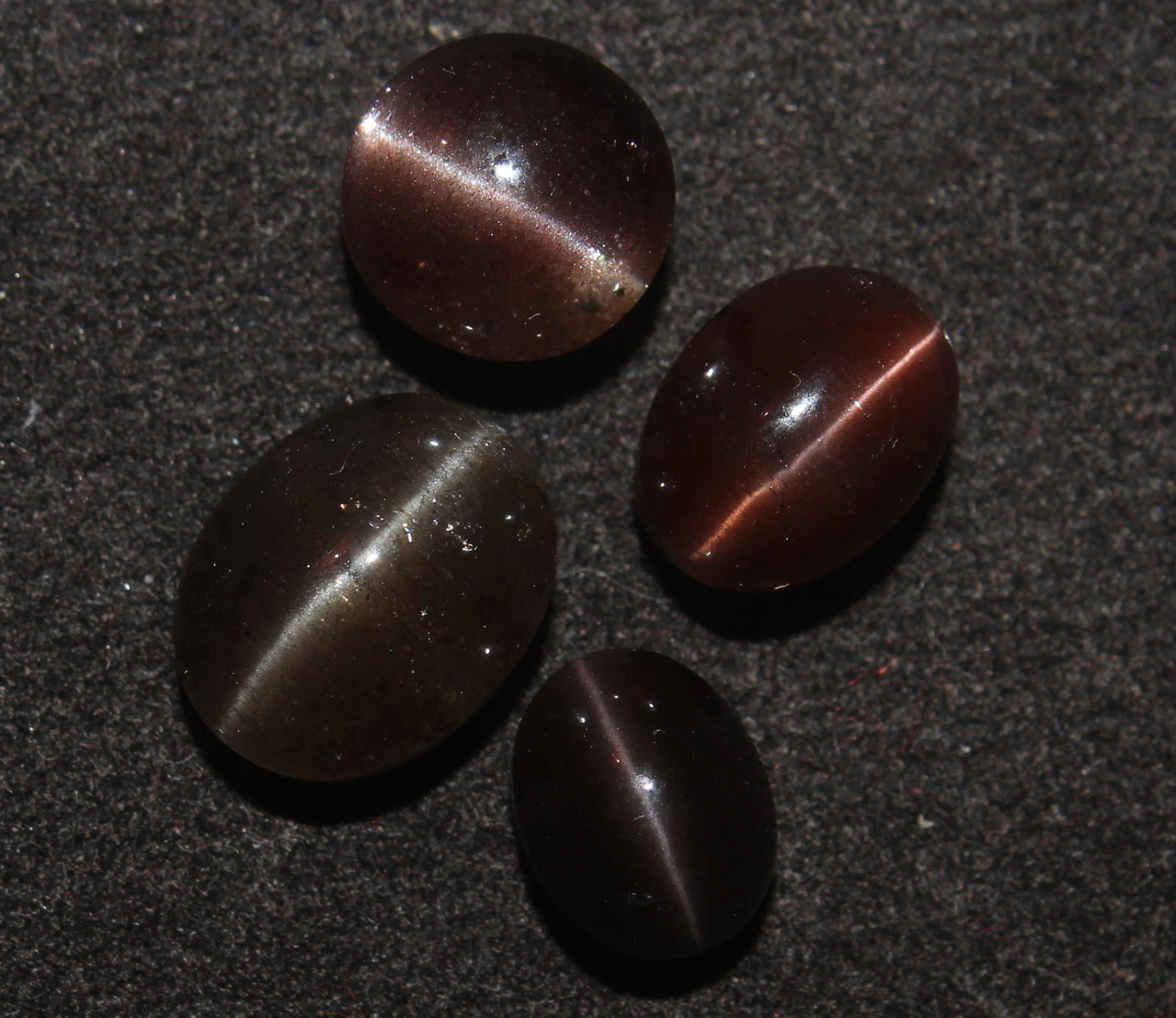 15.66 Cts Natural Scapolite Cat's-Eye Lot: No Reserve! Title: 15.66 Cts Natural Scapolite Cat's-Eye Lot Description: Gemstone : Natural Scapolite Variety: Cat's-Eye Scapolite Origin: Madagascar Weight: 15.66 Carats Dimensions: 11.3x9x6.4 mm - 