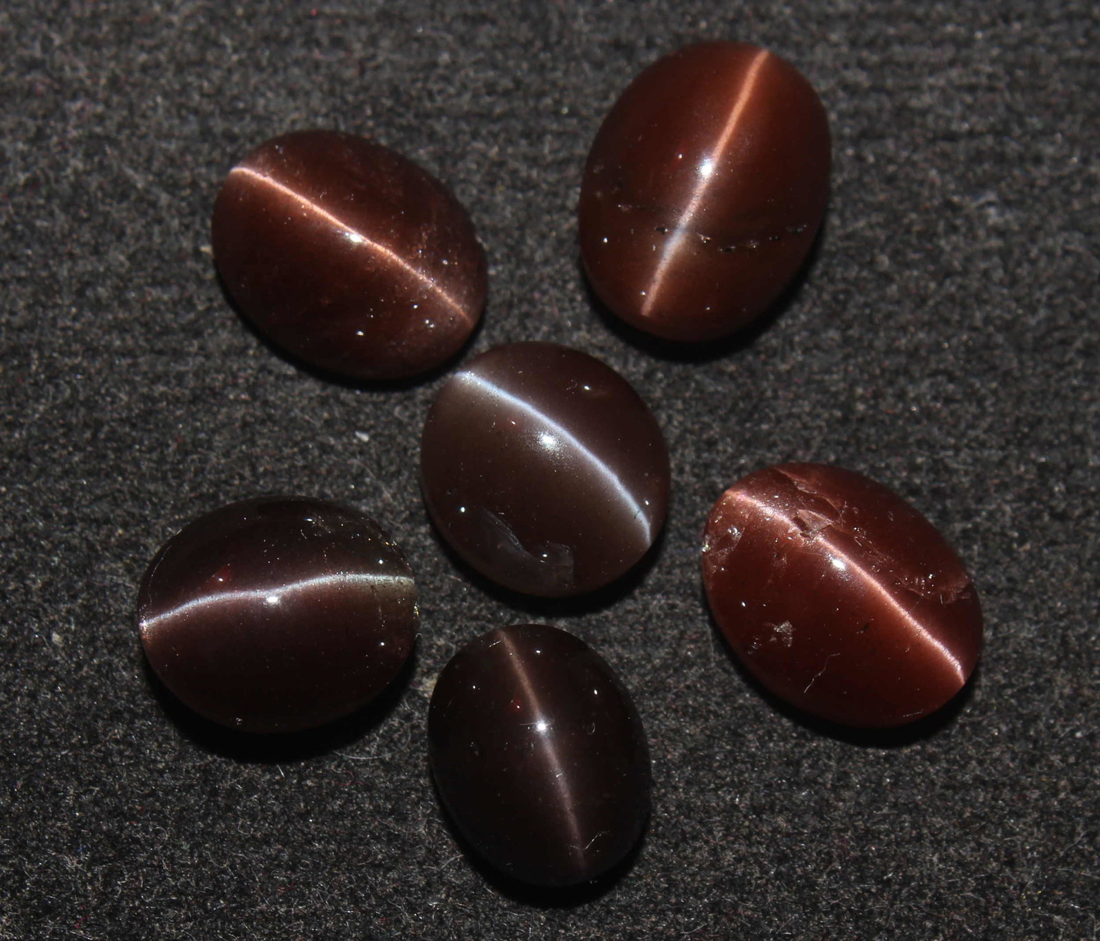 15.61 Cts Natural Scapolite Cat's-Eye Lot: No Reserve! Title: 15.61 Cts Natural Scapolite Cat's-Eye Lot Description: Gemstone : Natural Scapolite Variety: Cat's-Eye Scapolite Origin: Madagascar Weight: 15.61 Carats Dimensions: 9.7x7.5x5.7 mm -