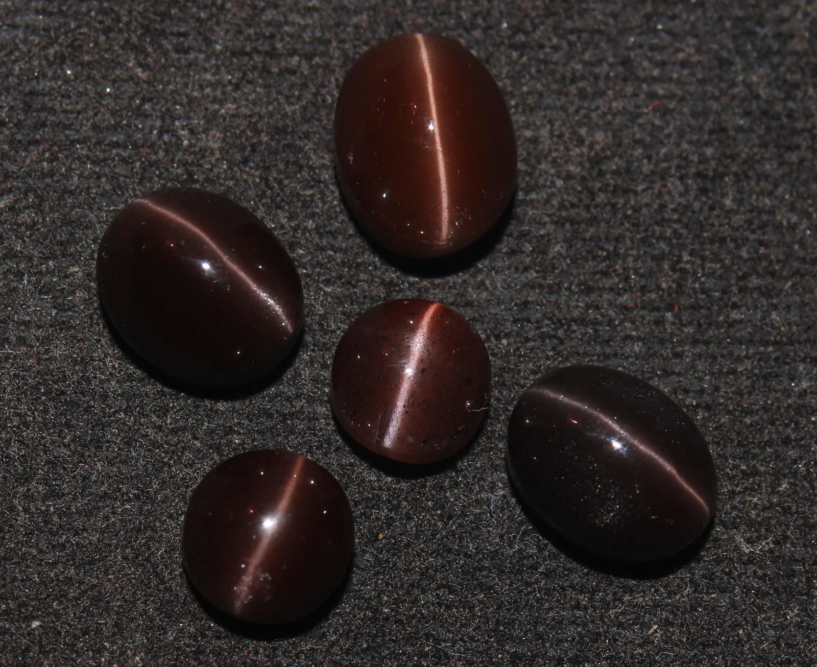 17.62 Cts Natural Scapolite Cat's-Eye Lot: No Reserve! Title: 17.62 Cts Natural Scapolite Cat's-Eye Lot Description: Gemstone : Natural Scapolite Variety: Cat's-Eye Scapolite Origin: Madagascar Weight: 17.62 Carats Dimensions: 10.4x8.2x7 mm - 