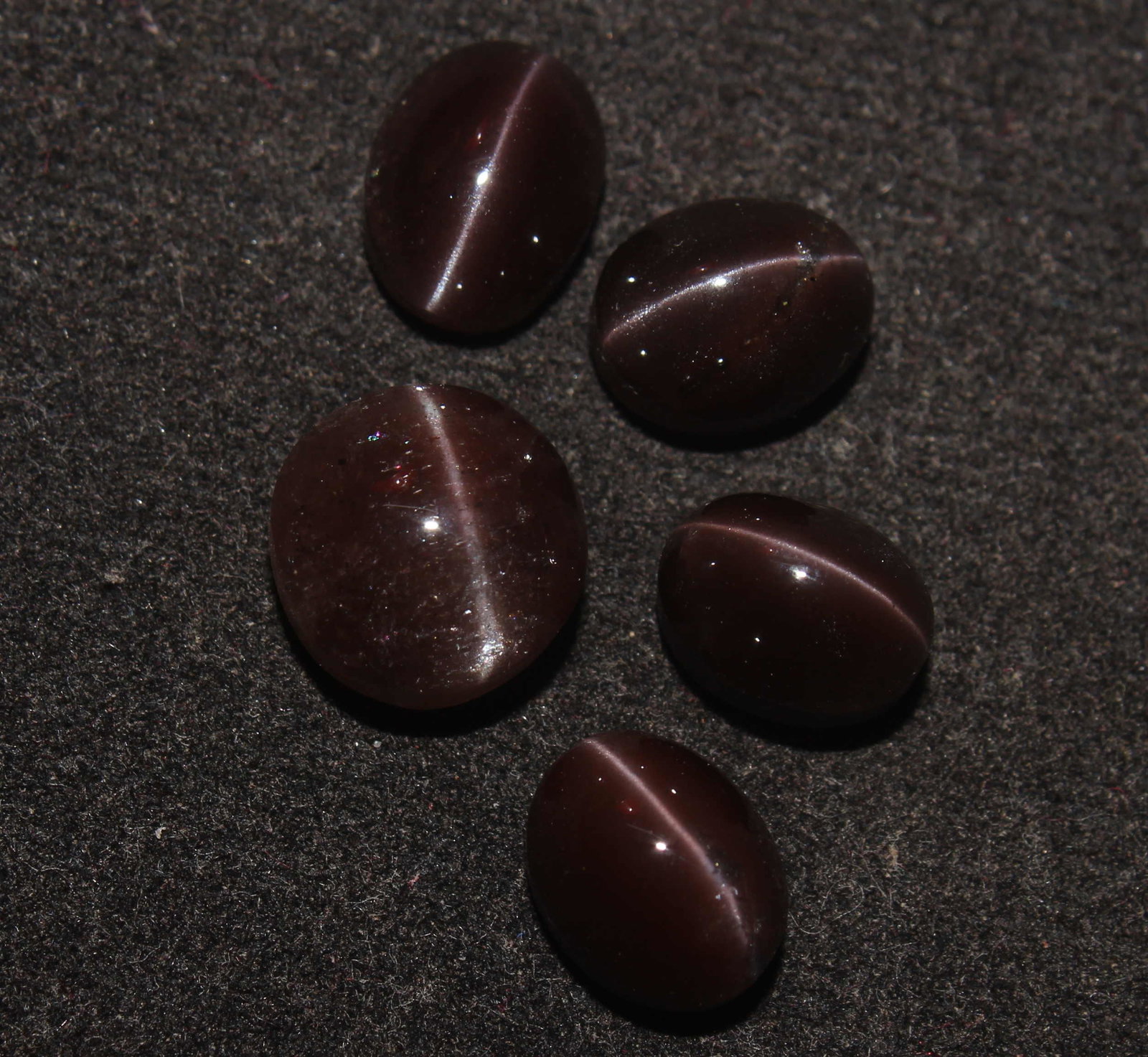 17.48 Cts Natural Scapolite Cat's-Eye Lot: No Reserve! Title: 17.48 Cts Natural Scapolite Cat's-Eye Lot Description: Gemstone : Natural Scapolite Variety: Cat's-Eye Scapolite Origin: Madagascar Weight: 17.48 Carats Dimensions: 9.9-9.7x6.6 mm -
